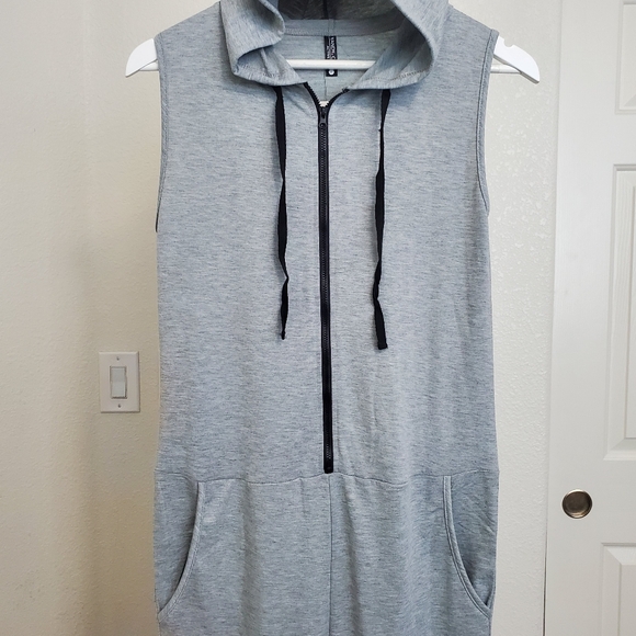 NWT Yandy Gray Sleeveless Hooded Jumpsuit, Small - Picture 3 of 4